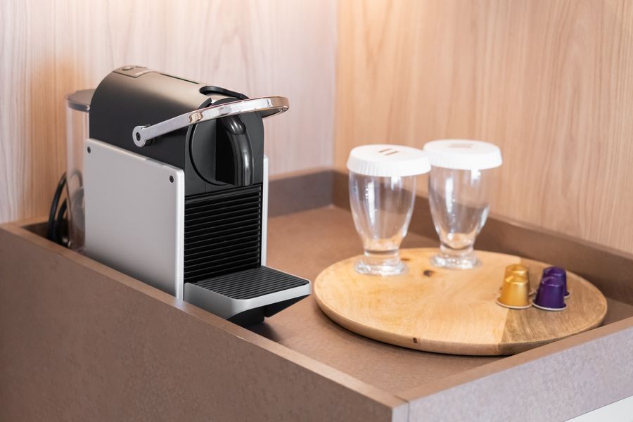 Detaliu dotări: aparat de cafea în camera Business Premium Double