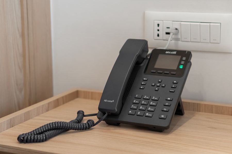 Telefon și prize în zona de lucru a camerei Business Premium Double
