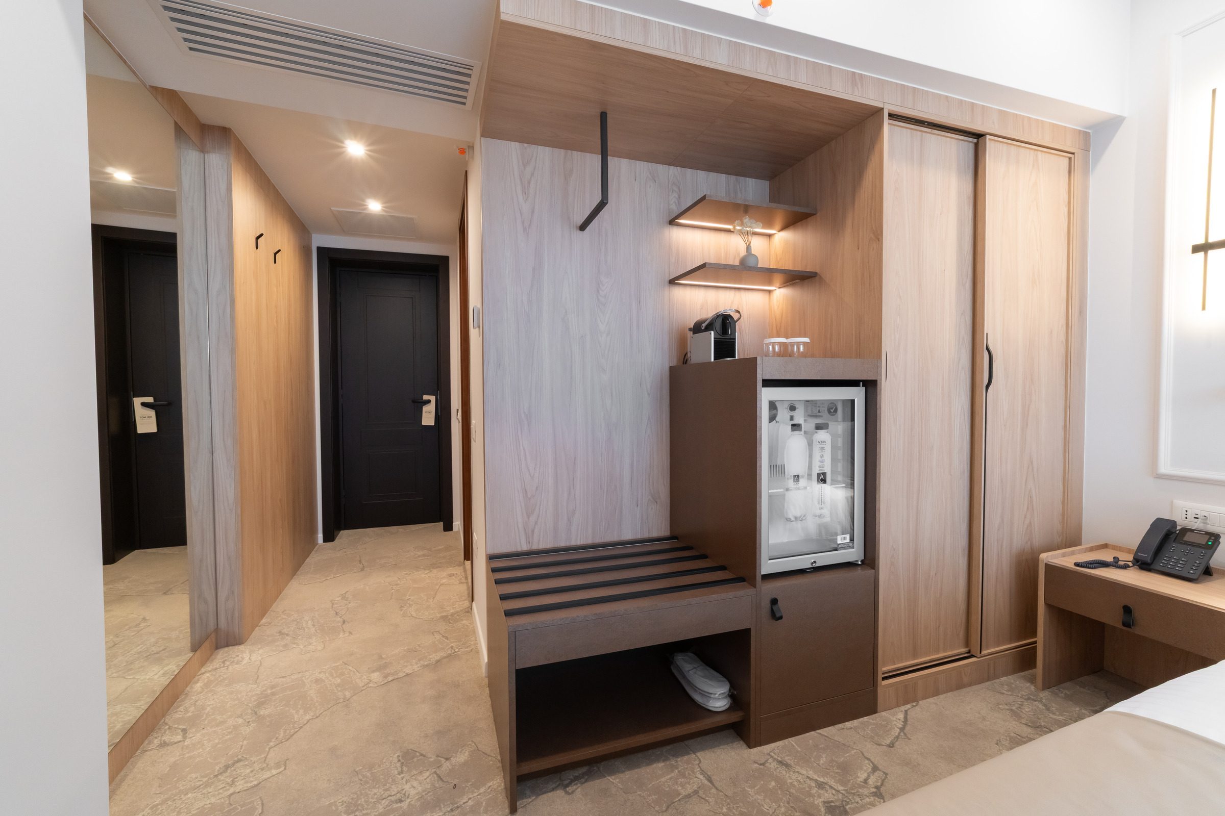 Minibar și mobilier în zona de acces a camerei Business Premium Single