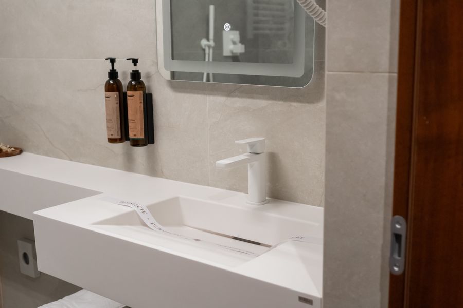 Lavoar și finisaje în baia camerei Business Premium Double