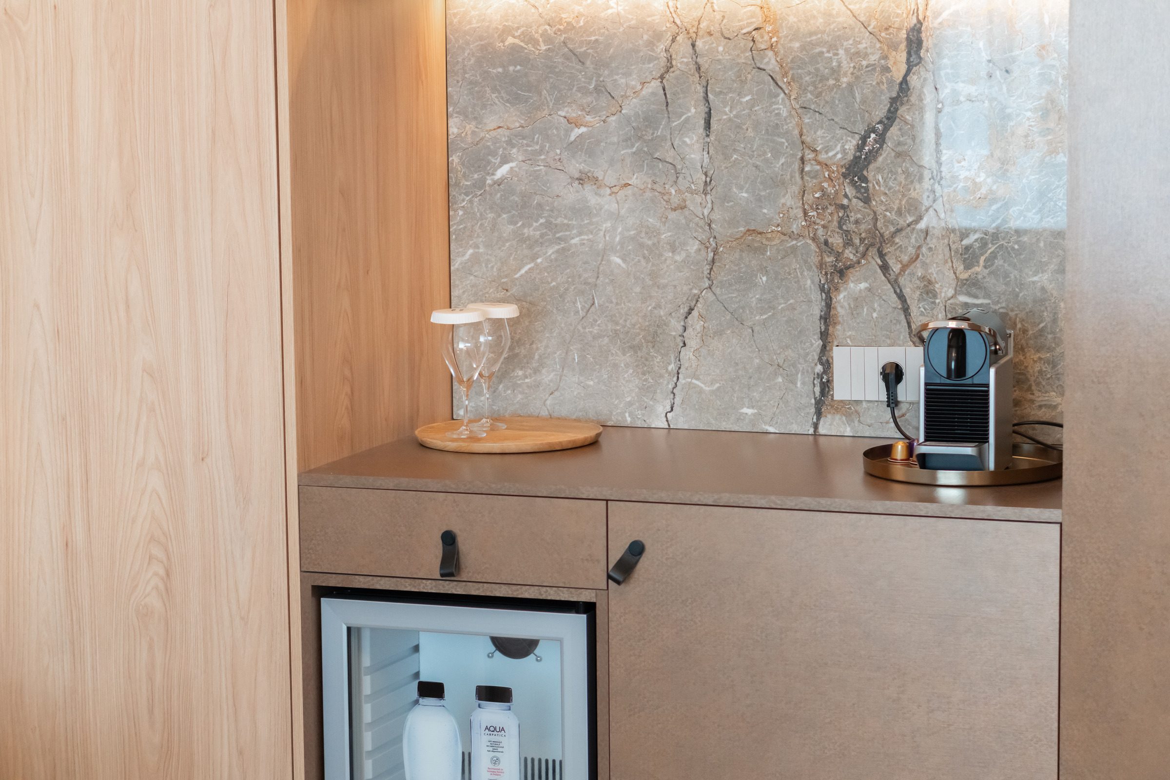 Minibar și aparat de cafea în Business Premium Suite