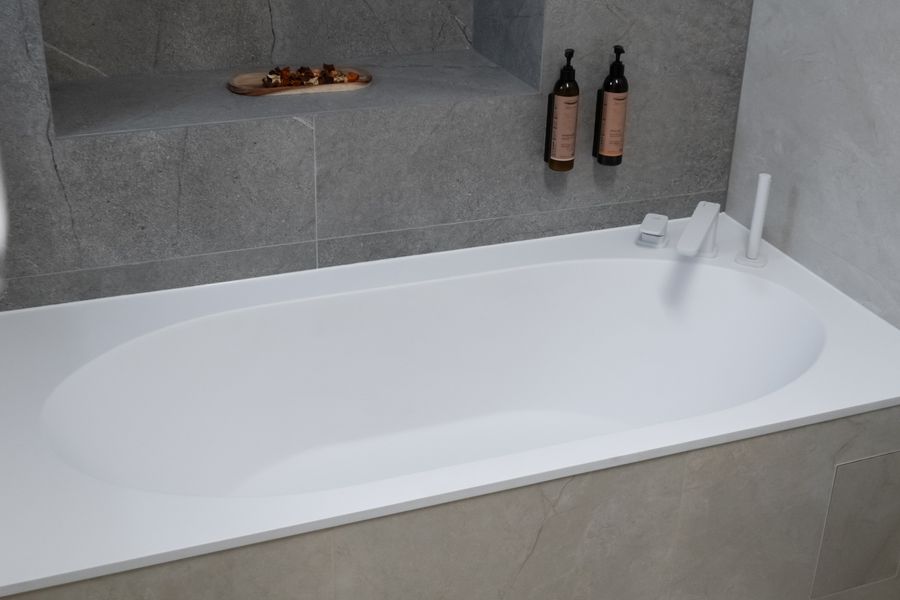 Cadă și finisaje în baia Business Premium Suite Junior