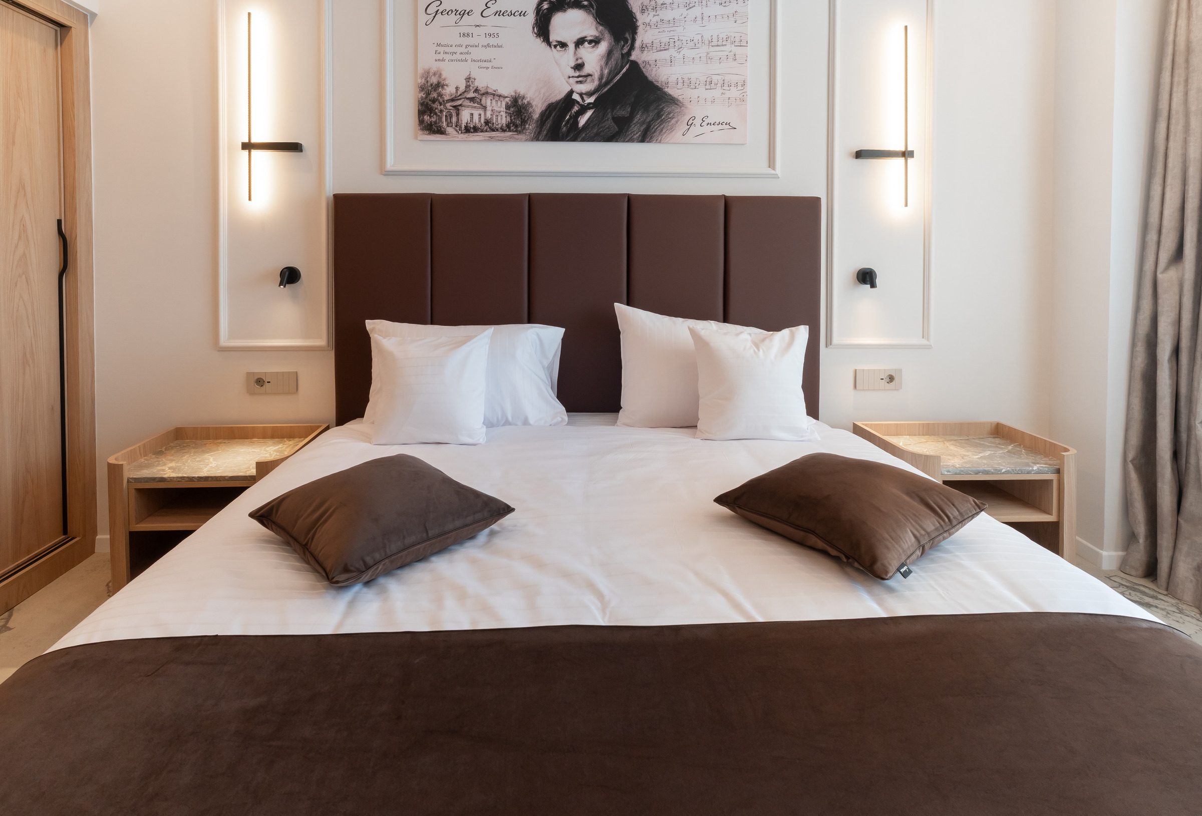 Vedere frontală a patului matrimonial din Business Premium Suite Junior