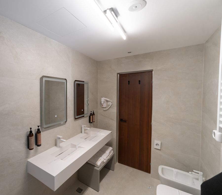 Vedere generală suplimentară a băii din Business Premium Suite Junior