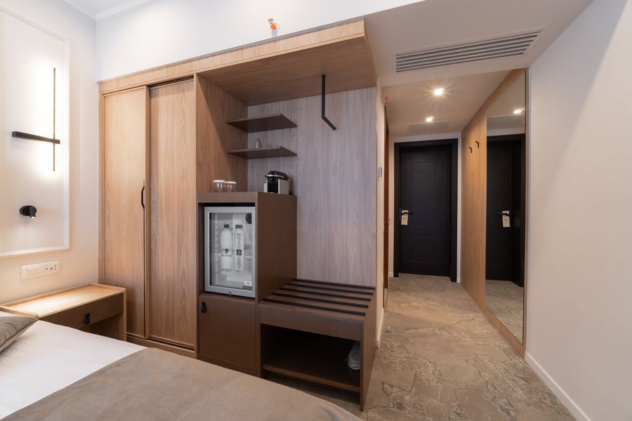 Mobilier, depozitare și minibar în camera Business Premium Twin