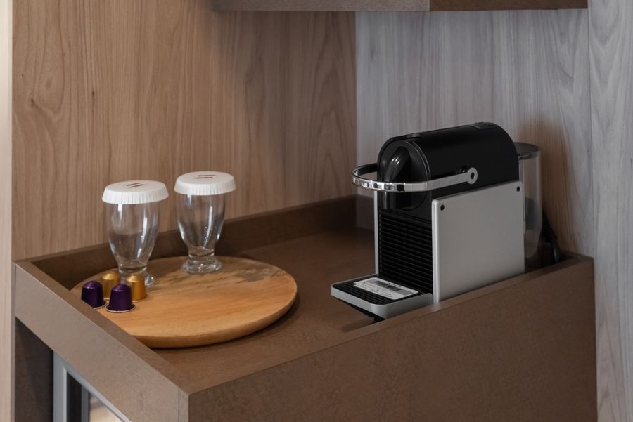 Detaliu dotări: aparat de cafea în camera Business Premium Twin