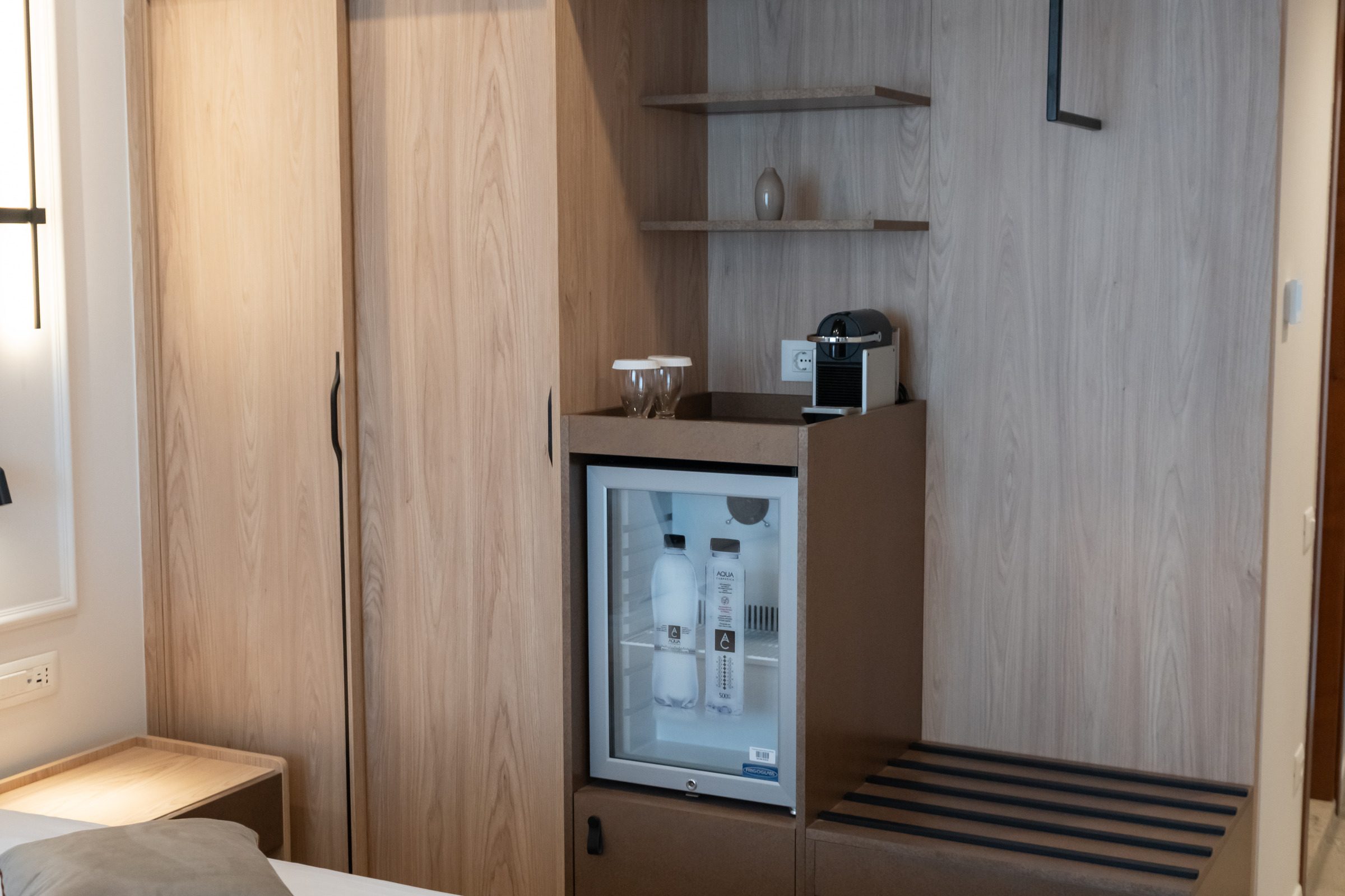 Minibar și zonă de depozitare în camera Business Premium Twin