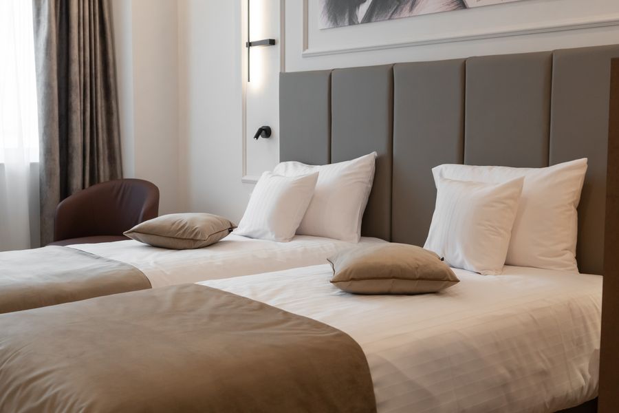 Cadru apropiat cu paturile camerei Business Premium Twin