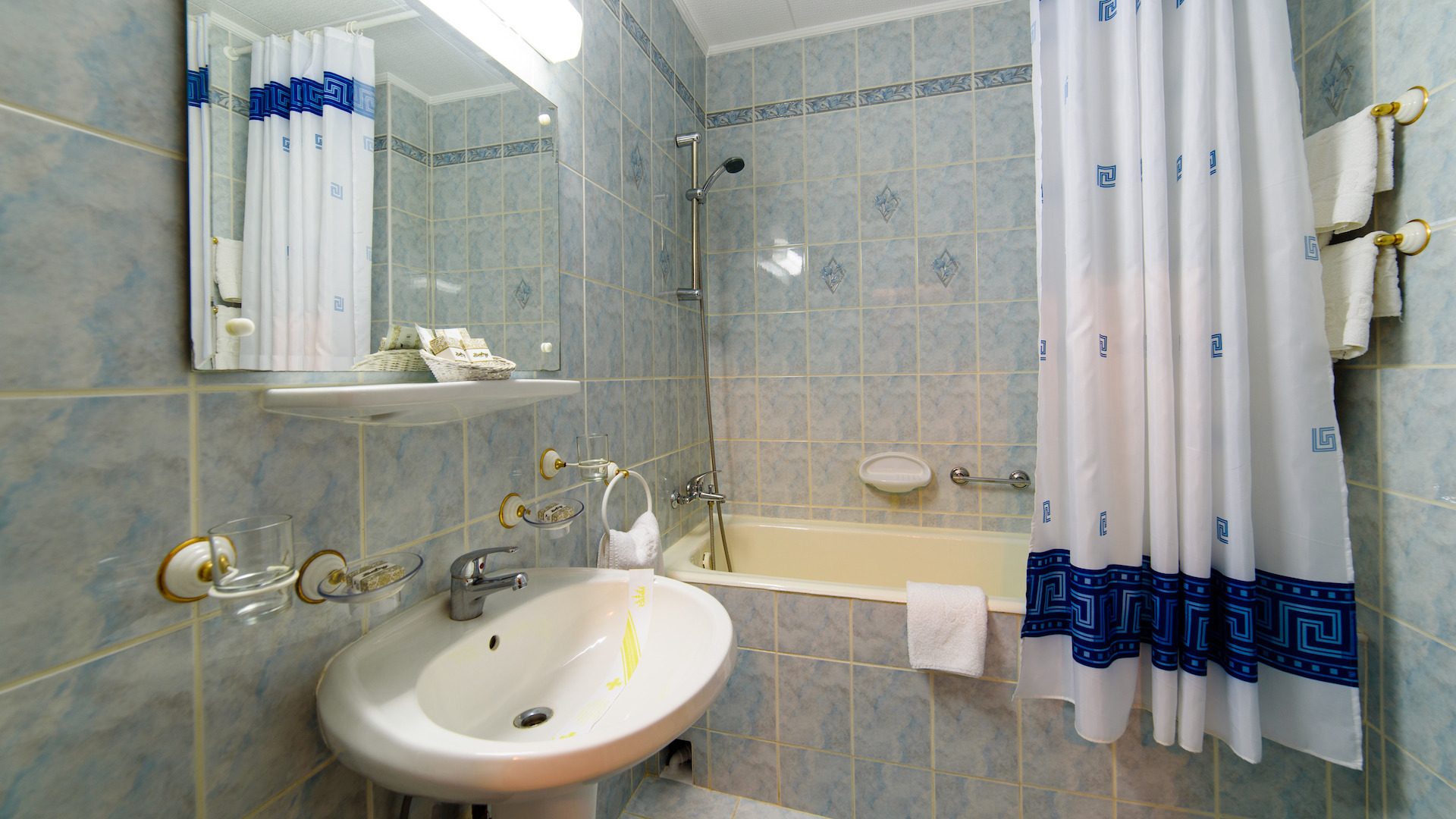 Baia cu finisaje clasice din Standard Suite