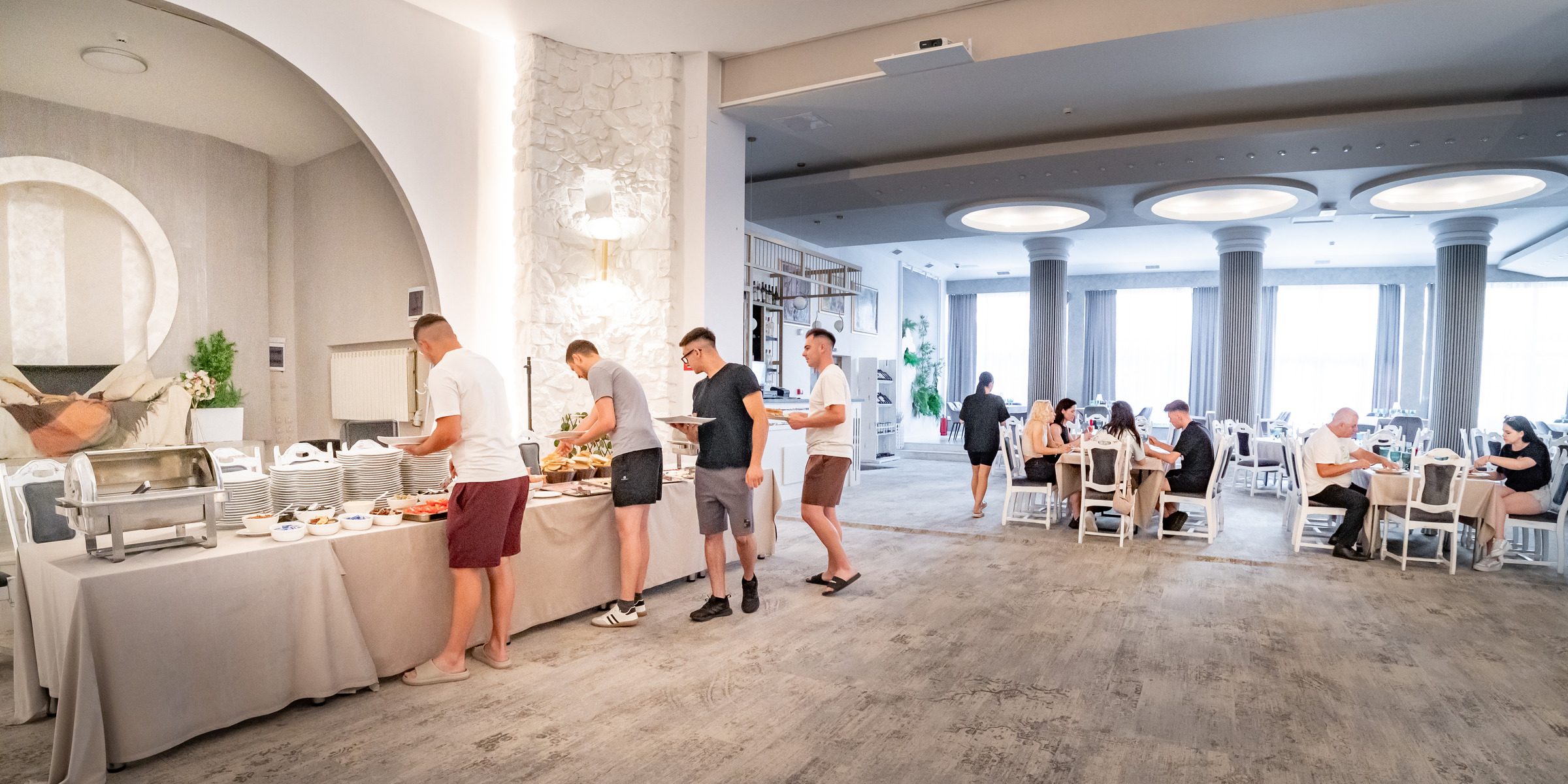 Bufet în contextul restaurantului în micul dejun de la Hotel Decebal din Bacău