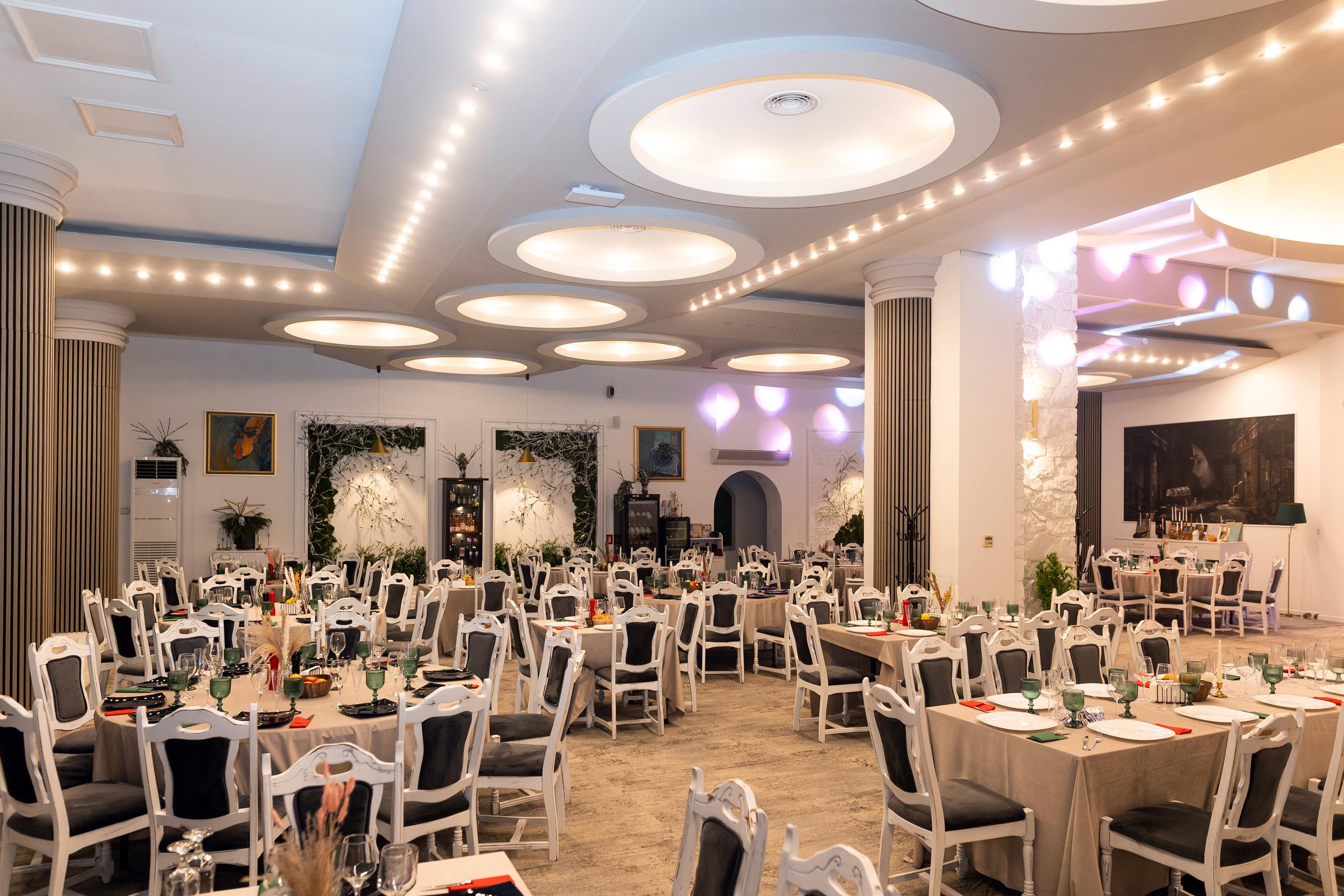 Sală: unghi secundar în restaurantul Hotelului Decebal din Bacău