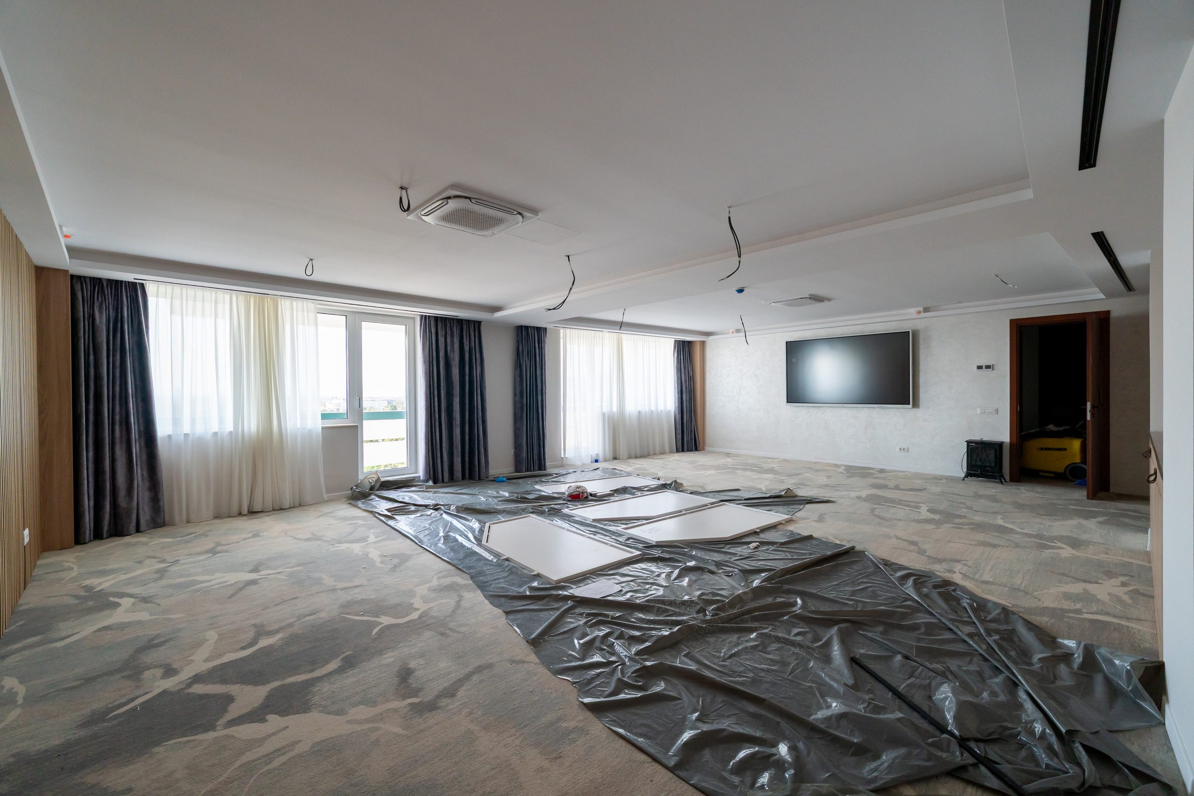 Al doilea unghi al sălii în sala de conferințe a Hotelului Decebal din Bacău
