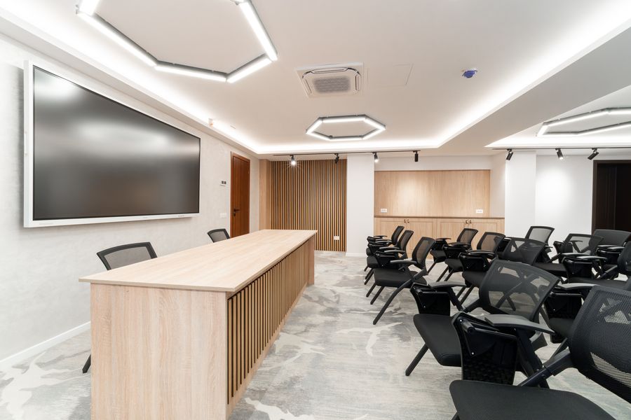 Zona de prezentare cu pupitru din sala de conferințe a Hotelului Decebal din Bacău